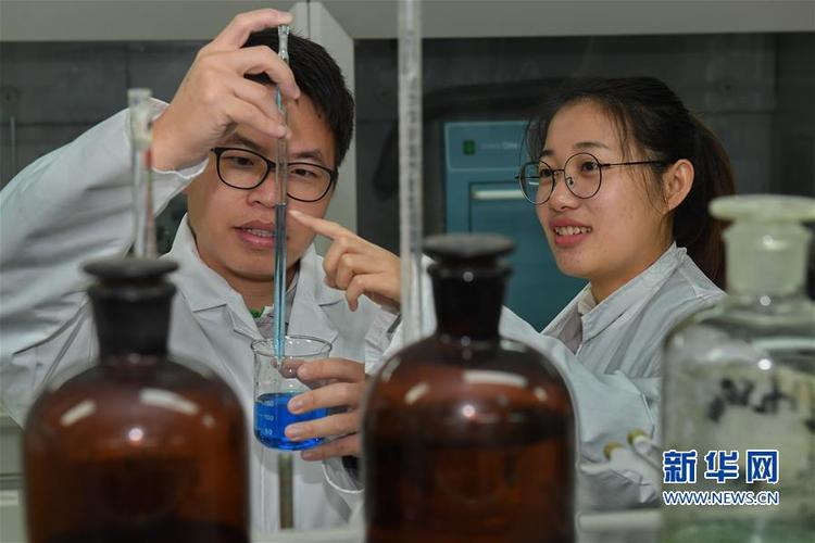 2月21日,莆田市一家涂料股份有限公司技术人员在实验室进行产品研